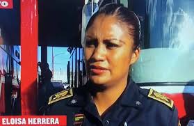 Mujer bombero amamanta a una bebé abandonada