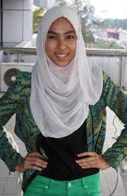 Nurul elfira loy binti ahmad sabri, better known by her stage name elfira loy, is a malaysian actress. Ezlisa Loy Bertudung Selepas Mimpi Hari Kiamat Hiburan Mstar
