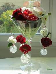 En Rouge Et Blanc Sur Un Grand Pied Deco Mariage Vase Martini Deco Mariage Rouge Et Blanc Deco Floral