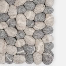 Mit einem sitzkissen und einer decke lädt der kuschelige teppich zum verweilen ein und steht dabei als. Filzkugelteppich Stone Rechteckig Von Myfelt Connox