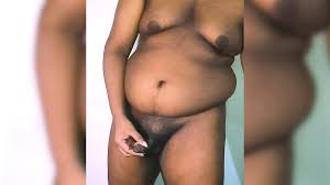 Şişman ayı porno izlerken mastürbasyon yapıyor