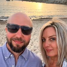 THE POWER OF AN ACTIVE INGREDIENT, THE LIGHTNESS OF A MIST. The new  antioxidant serum-in-mist, enriched with camellia leaf buds and featuring a  high concentration of red camellia extract, instantly soothes skin