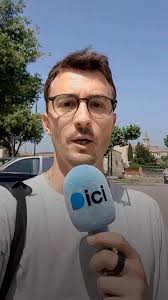 Ce matin en direct du Gaec de l'oiseau bleu sur la coline des ocres à  Villars dans le luberon