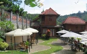 Book bantal guling gatsoe, bandung on tripadvisor: Bantal Guling Villa Di Bandung 1001malam Com