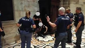 أعلن ميلان، مساء اليوم الاثنين، انتقال مدافعه مع انطلاق منافسات ثمن نهائي كأس إيطاليا غدا الثلاثاء بلقاء ميلان مع تورينو، يأمل النجم. Ø¥ÙŠØ·Ø§Ù„ÙŠØ§ Ø§Ù„Ø´Ø±Ø·Ø© ØªØ¹ØªÙ‚Ù„ Ø±Ø¬Ù„Ø§ Ø§Ø­ØªØ¬Ø² Ø¹Ù†ØµØ± Ø£Ù…Ù† ÙÙŠ ÙƒØ§ØªØ¯Ø±Ø§Ø¦ÙŠØ© Ù…ÙŠÙ„Ø§Ù† Video Ruptly