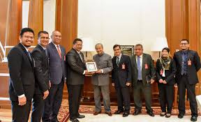 As individuals, tun dr mahathir mohamad and tun dr siti hasmah mohamad ali are uniquely intriguing: Kunjungan Hormat Alumni Graduan Institusi Korea Agiko Kepada Yab Tun Dr Mahathir Mohamad Perdana Menteri Malaysia Agiko