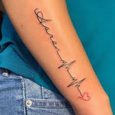Egal ob es um die erste tätowierung geht oder man schon welche hat, das passende motiv zu finden, fällt meistens nicht so leicht. Herzschlag Tattoo Am Unterarm Mit Namen Und Kleinem Herz Tatouage Battement De Coeur Tatouage Bebe Tatouage