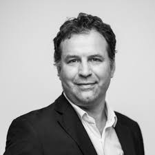 Tu souhaites faire un stage de fin d'études en tant que chef(fe) de projets  dans un domaine innovant et dans une grande banque ?