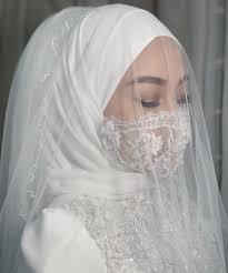 For the #adibizara dinner reception, the bride and groom donned formal outfits by designer rizman ruzaini. New Norm Bride Rizman Ruzaini Bride White Mask Blackpink Fashion