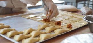 Ultima parte a muncii cofetarului constă în finisarea produselor, glasarea şi decorarea lor. Cursuri Gratuite Exe Training Exe