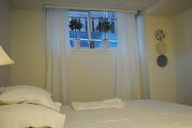 Nun kam meine nachbarin vom erdgeschoß hoch und meinte, daß ich mein kellerfenster schließen muß. Vorhang Ideen Um Kleine Stilfenster Zu Fullen Neu Beste Keller Schlafzimmer Ideen Keller Schlafzimmer Schlafzimmerfenster Vorhange