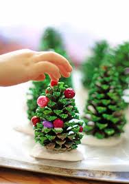 Realiser Un Sapin De Noel A Partir D Une Pomme De Pin Une Idee Creative Facile A Faire Avec Les Enfants Bricolage Noel Enfant