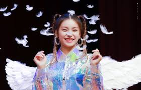 В её глазах / behind her eyes. Hwang Yeji Image 231126 Asiachan Kpop Image Board