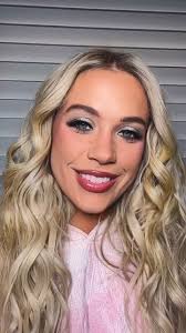 Megan talking about playing the @bluebirdcafetn with @teddysphotos.