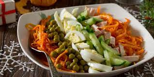 Салат с морковкой по корейски и копченой курицей