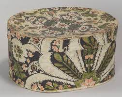 Skinner Says Oval Wallpaper Covered Storage Box Massachusetts C 1840 The Box Covered In A Floral Pattern In S Vintage Hat Boxes Vintage Box Antique Boxes