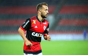 Han spiller hovedsageligt som midtbanespiller for flamengo i serie a. Zico Cobra Everton Ribeiro A Camisa Do Flamengo E Diferente