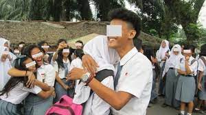 Gambar kartun anak sekolah berkelahi wallpaper tentang animasi yang dibahas berikut ini ini yakni foto yang mengulas mengenai kartun terkeren yang sering di pakai untuk display picture di akun medsos. Foto Anak Sma Berjilbab Dipeluk Cowok Dan Anak Sd Disuapi Anak Smp Tribunnews Com Mobile