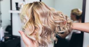 La couleur grise des cheveux est officiellement devenue la couleur d'hiver. Balayage Technique Effets Prix