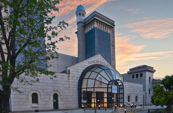 Façade d'un établissement thermal de Vichy
