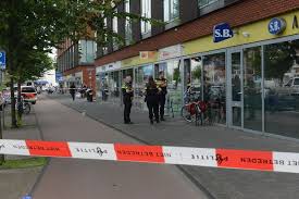 Het slachtoffer werd in het portiek van zijn woning aan de hendrik zwaardecroonstraat in zijn wang geschoten, maar overleefde de schietpartij. Twee Jaar Cel Voor Schietpartij In Kapsalon Mogen Van Geluk Spreken Dat Het Slachtoffer Het Heeft Overleefd Den Haag Ad Nl