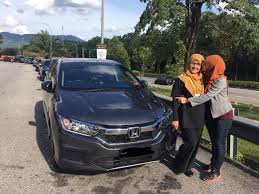 Glue gun dan glue stick. Nak Hadiahkan Ibu Sebuah Kereta Tak Sangka Angan Angan Jadi Kenyataan Keluarga