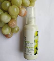 Grapeseed oil is high in linoleic acid, which is said to reduce clogged pores and balance excess oil production! The Body Shop Grapeseed Glossing Serum My Fav Hair Gloss