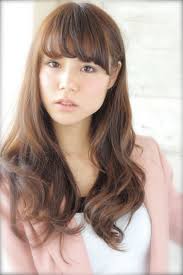 前髪パーマで大人げバング ナチュラルロング ローレイヤーのロングスタイルに耳下からゆるくパーマ をかけたスタイル バングは９ １にわけることで大人っぽくも可愛くもみえます カラーは８レベルのホワイティパールアッシュで柔らかさ重視 さらに前髪パーマで