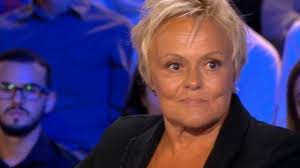 On n'est pas couché, qui a enregistré une rentrée en baisse la semaine dernière, a inauguré cette saison un nouveau décor pour la première fois depuis son arrivée le samedi soir sur france 2 en 2006. Muriel Robin Interpelle Emmanuel Macron Dans Onpc Combien Coute La Vie D Une Femme Douai Maville Com