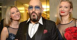 Подробности случившегося шуфутинский рассказал лере кудрявцевой в эфире программы «секрет на миллион». Novaya Passiya Shufutinskogo Okazalas Mladshe Ego Vnuka Udf Novosti Belarusi