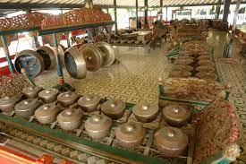 Oleh karena itu di dalam artikel ini saya akan menceritakan lebih khusus lagi tentang sejarah alat musik tradisional jawa tengah yang patut. Gamelan Jawa Tengah Dan Yogyakarta Goblokku S Weblog