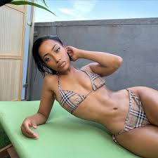 Toutes les photos de Shay nue et seins nus - Whassup