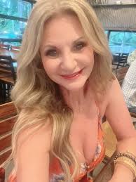 Do you ever just go to a new place?!? 🌎Meet new people?!? Have  conversations about life in general?!? ❤️ And end up making new friends?!?  😊I can honestly say, I've done that