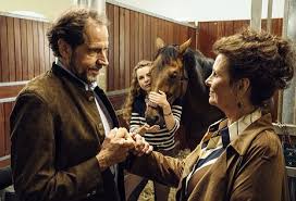 Er attestiert, dass rikes tiere in akuter gefahr schweben würden und ordnet an, dass der reiterhof geschlossen werden müsse. Reiterhof Wildenstein Die Pferdeflusterin Kampf Um Jacomo Kritik Zum Film Tittelbach Tv