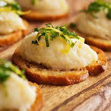 Con questo ingrediente i gusti si dividono nettamente fra favorevoli (ne mangerebbero un quintale) e contrari (lo guardano di traverso). Mousse Di Baccala Su Crostino Di Baguette All Aglio Saporie