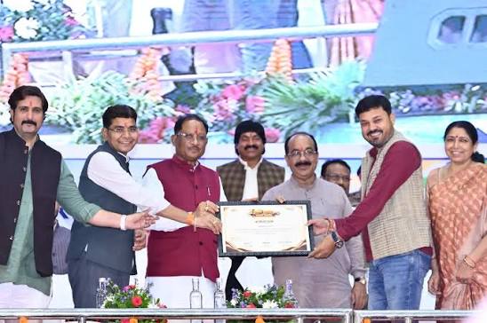 रायपुर में अंत्योदय सेवा वंदन पर्व में मुख्यमंत्री विष्णु देव साय के साथ  भागीदारी और अंगदान संकल्प सम्मान