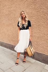 Black And White Pleated Skirt Outfit The Pleated Skirt Outfit Is A Game Changer This Spring Just The Design Pleated Skirt Outfit White Summer Outfits White Skirt Outfit Summer