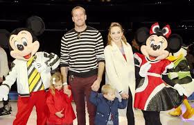 It's something you can do while you're making dinner. Armie Hammer Und Seine Frau Elizabeth Chambers Zeigten Weihnachtskarte Mit Kindern Aktuelle Boulevard Nachrichten Und Fotogalerien Zu Stars Sternchen
