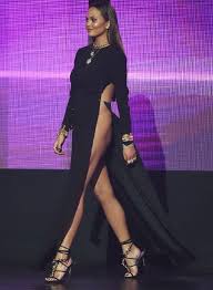 Chrissy Teigen Doppio Spacco E Sotto Il Vestito Niente Chrissy Teigen Vestiti Christine Teigen