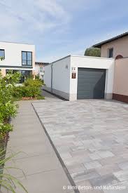 Silkstone Platten Und Padio Pflaster In Kombination Fuhren Zu Einer Klaren Aufteilung Der Funktionsflach Hofeinfahrt Moderner Hof Hinterhof Terrassen Designs