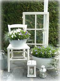Im garten läuft ein mädchen. 35 Schon Gartendeko Alte Fenster Garten Deko