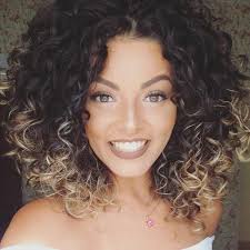 Tresses, chignons, des styles simples ou sophistiqués, on vous laisse le choix. 1001 Idees Pour La Coiffure Boucle Mariage Trouvez Les Plus Belles Options Mariage Cheveux Boucles Coiffure Bouclee Coupe De Cheveux
