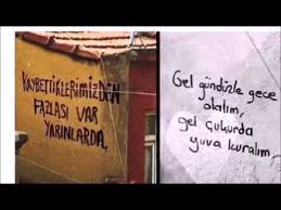 Balat semtinde çekilen çukur dizisinin duvar yazıları dikkat çekiyor. Cukur Duvar Yazilari Karnaval Yeni Sarkisi Youtube