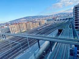 Der negrellisteg, die neue fussgängerbrücke beim zürcher hauptbahnhof, die die kreise 4 und 5 verbindet in einem video der stadt zur eröffnung wird der negrellisteg als eines der relevantesten. Negrellisteg Stadt Zurich