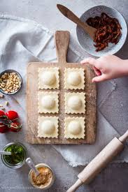 Mein Rezept Fur Selbstgemachte Ravioli Mit Ziegenfrischkase Getrockneten Tomaten Und Brauner Butter Einfach Und S Ziegenfrischkase Ravioli Lebensmittel Essen