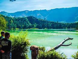 Legenda mas merah pada tahun 1890 seorang pria bernama salam tinggal di serawak malaysia dan mempunyai abang bernama amran. Cerita Rakyat Telaga Warna Dalam Bahasa Jawa Ide Perpaduan Warna