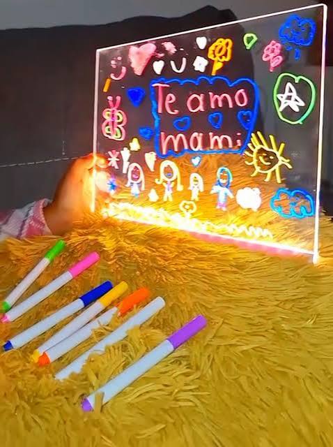 La pizarra LED mágica que ilumina la creatividad de tus hijos
