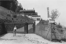 To befit the head of state of a rapidly emerging world power country, plans were made to remodel haus wachenfeld in 1935. Datei Haus Wachenfeld 1934 Jpg Wikipedia
