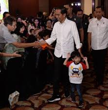 A dance performance featured the fire, rain, ocean and fisherman was held which later revealed the word sign disability on the stage. Akhir Pekan Di Solo Presiden Jokowi Saksikan Jan Ethes Pentas Musik Ivoox Indonesia