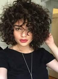 Vous avez décidé de réaliser un carré plongeant. Coupe De Cheveux Les Tendances Coiffures Cheveux Boucles 2018 Gala